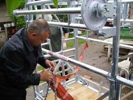 Fixing cage for treatment of cattle’s hooves